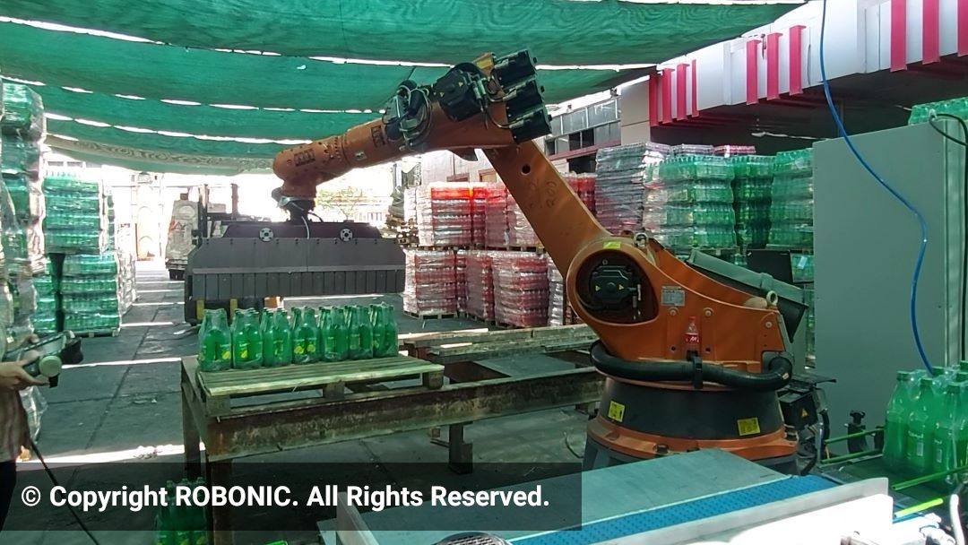 خط رباتیک پالتایزینگ باکسهای نوشیدنی با ربات KUKA